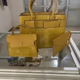 Sac à main jaune styler Givenchy