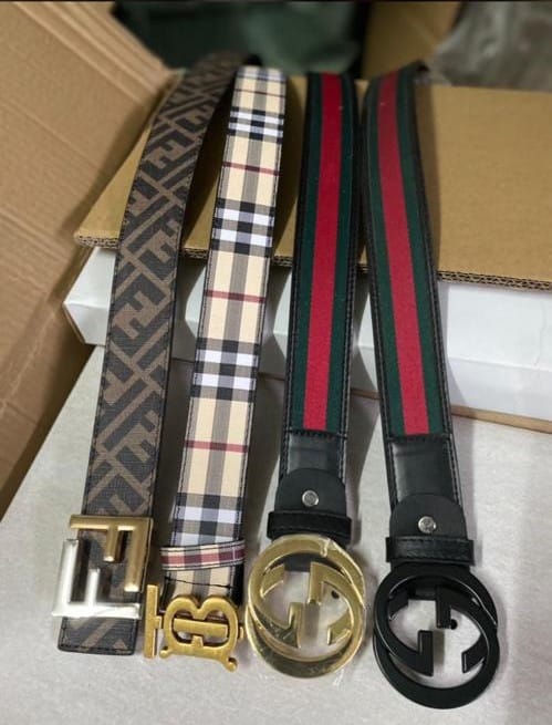 Pack de 4 ceintures Louis Vuitton Gucci Burberry